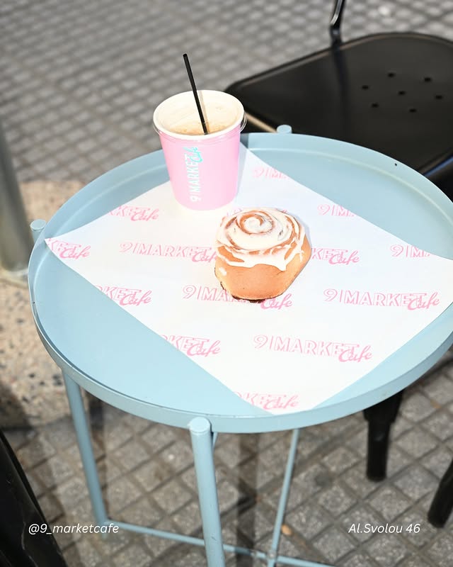 Cinnamon roll με καφέ