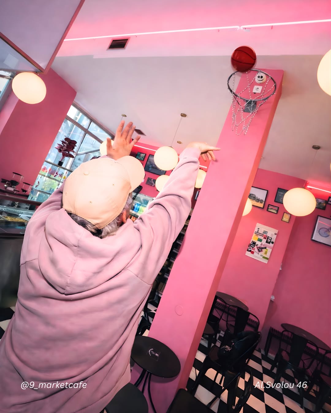 Basketball shot μέσα στο 9 Market Cafe