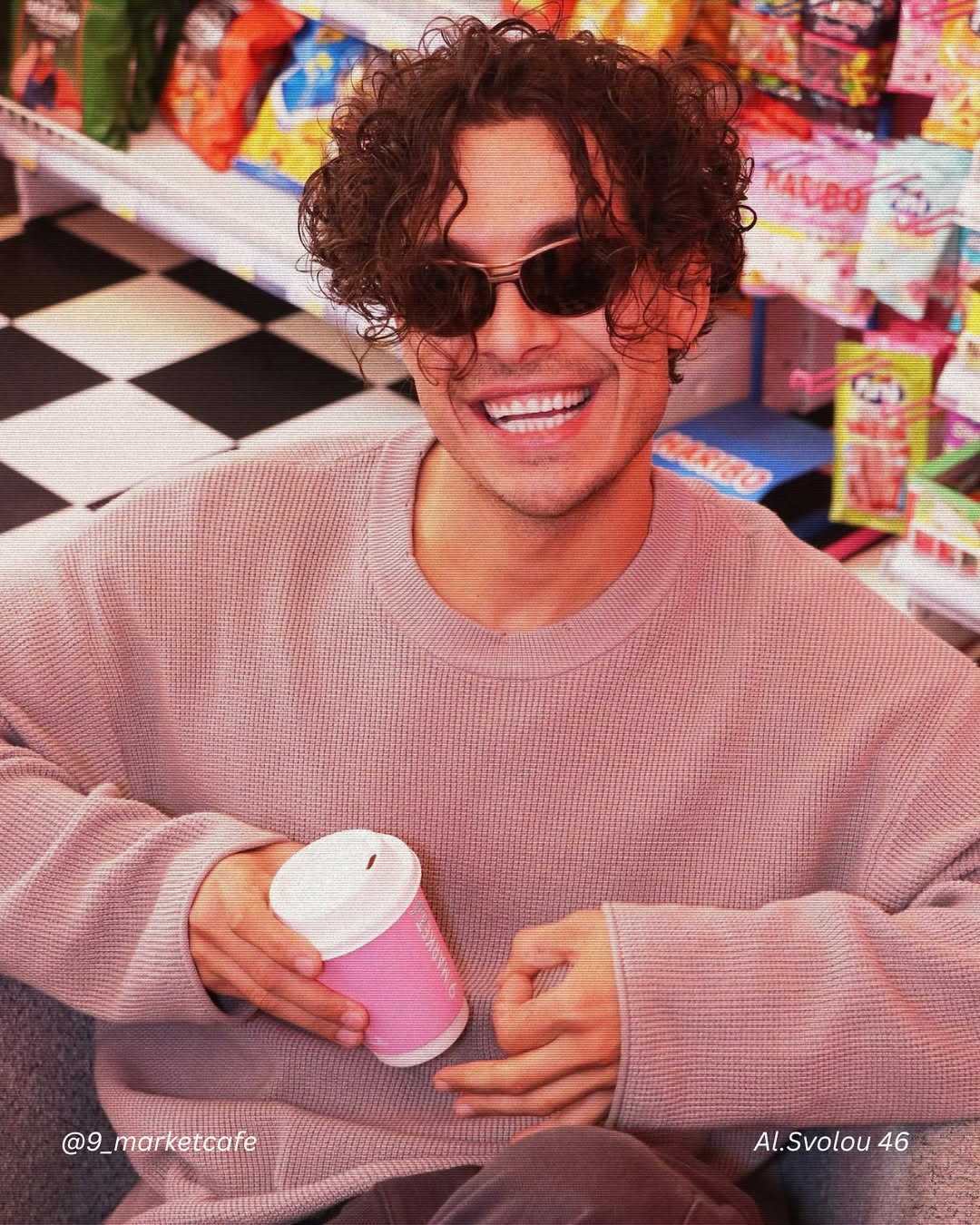 Νέος χαμογελάει με ροζ ποτήρι 9 Market Cafe